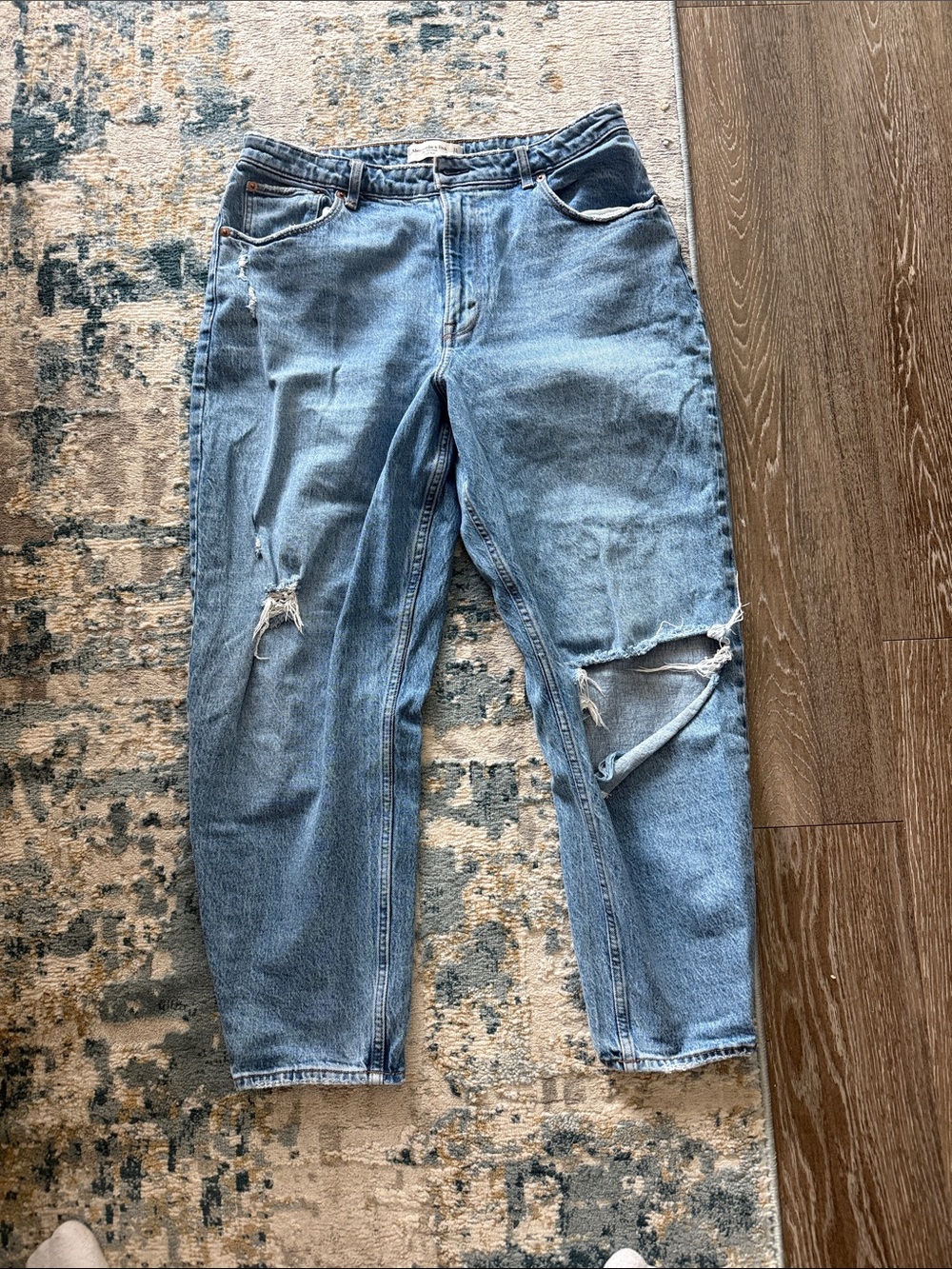 Light Blue Distressed 80’s mom high rise